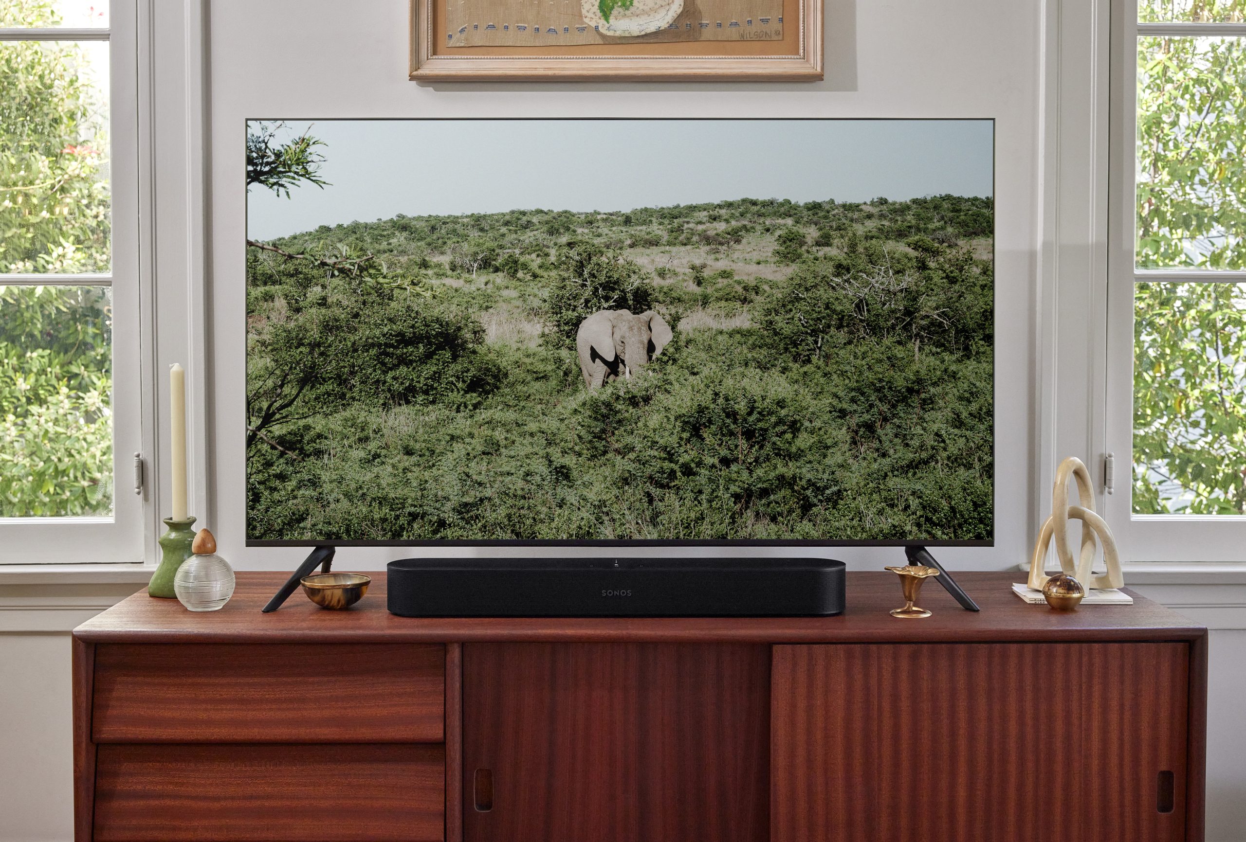 Beam_Lifestyle_Black_Game_Day_01 Sonos Beam Gen2 Soundbar TV